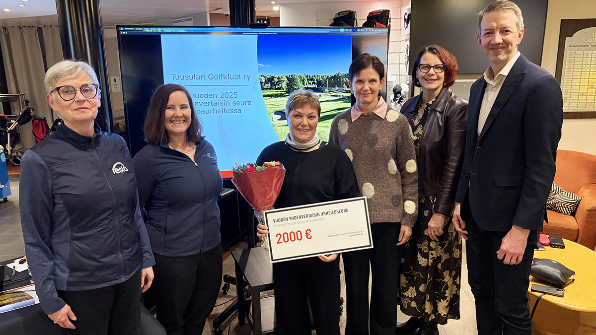 ESLU:n ja Golfliiton edustajat sekä toisella puolella Alkon ja Paralympiakomitean edustajat yhteiskuvassa stipendishekin saaneen Mervi Kilpikosken kanssa.